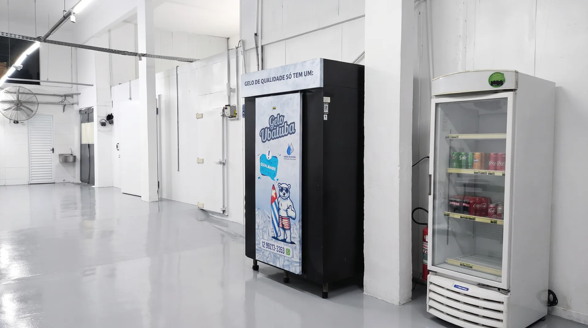 Expositor da fábrica com o freezer da Gelo Ubatuba